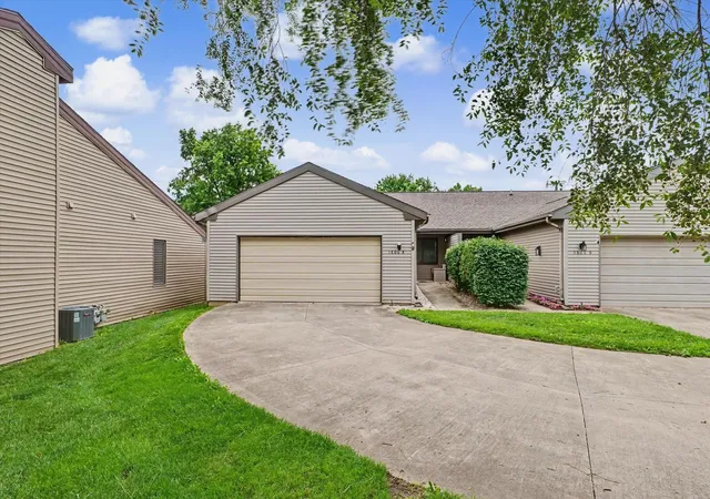 Homes for sale in Urbana, IL | 1806 Glenwood Oaks Ct #A, Urbana, IL 61801 | MLS# 12680913