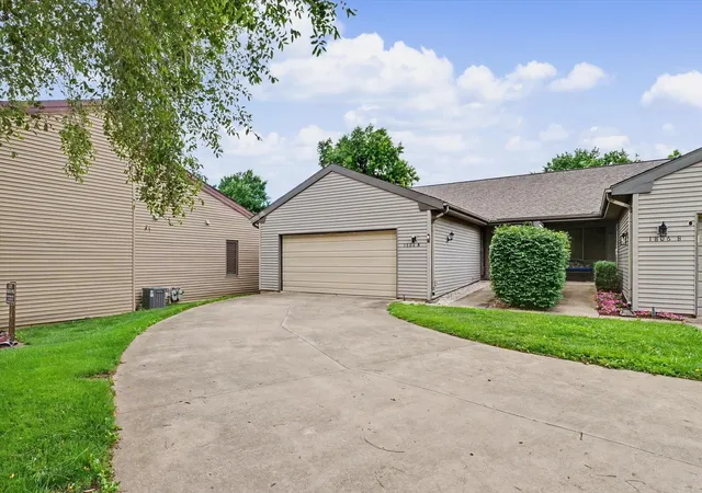 Homes for sale in Urbana, IL | 1806 Glenwood Oaks Ct #A, Urbana, IL 61801 | MLS# 12680913