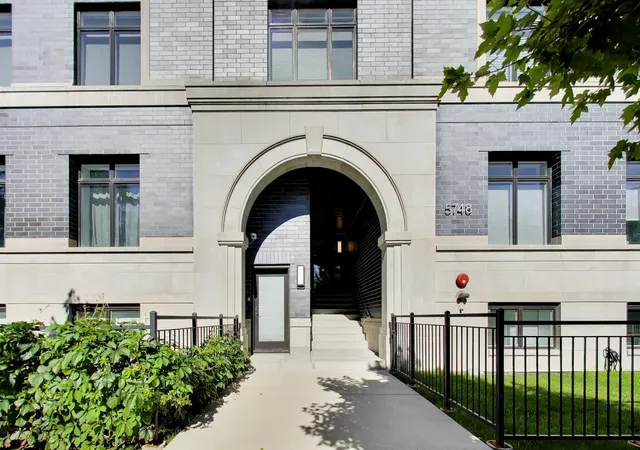 2nd image of 5748 N Hermitage Ave #411, Chicago, IL 60660 | MLS# 12680941