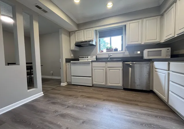 4th image of 468 Valley Dr #301, Naperville, IL 60563 | MLS# 12680952