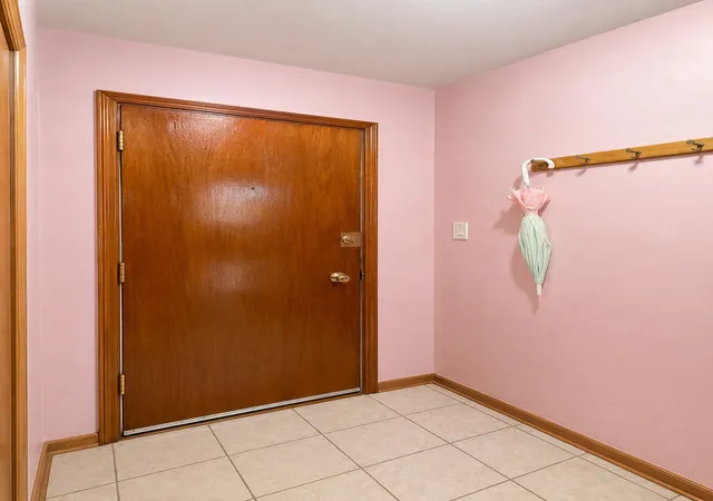 Listing Photo 2 - Condo for sale in building located at 9721 S Cicero Ave, Oak Lawn, IL 60453 - Unit #3E