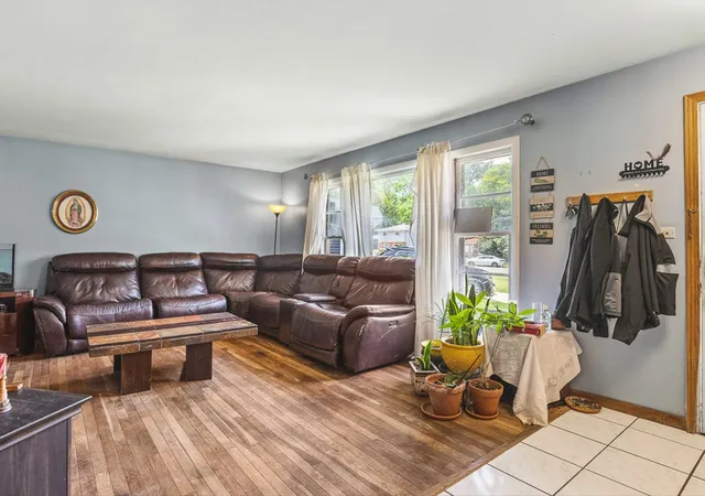 3rd image of 219 Walter Ct, Elgin, IL 60123 | MLS# 12681084