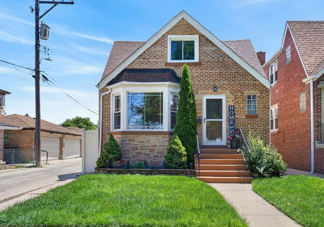 Homes for sale in Chicago, IL | 6365 N Mobile Ave, Chicago, IL 60646 | MLS# 12681343