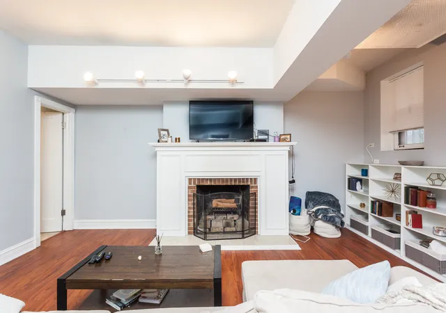4th image of 3608 N Pine Grv Ave, Chicago, IL 60613