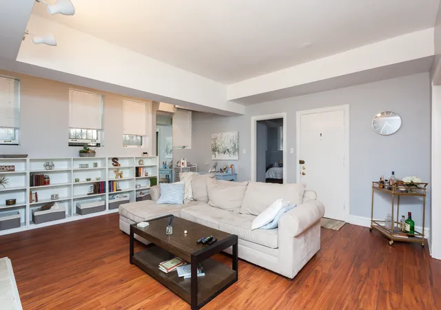 5th image of 3608 N Pine Grv Ave, Chicago, IL 60613