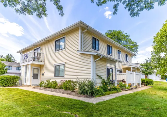 Homes for sale in Schaumburg, IL | 325 Bayview Pt, Schaumburg, IL 60194 | MLS# 12681664