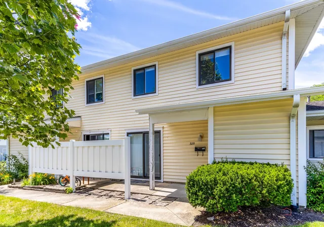 Homes for sale in Schaumburg, IL | 325 Bayview Pt, Schaumburg, IL 60194 | MLS# 12681664