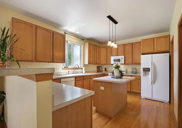 Photo 3 of Single family home for sale at 992 Curran Pl, Antioch, IL 60002 | MLS# 12681704 | Listing updated on 2026-09-25