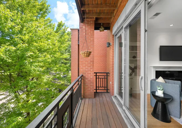 Homes for sale in Chicago, IL | 2323 W Montrose Avenue, Chicago, IL 60618 | Houzeo