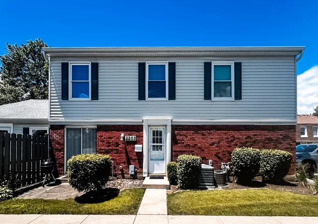 Homes for sale in Schaumburg, IL | 2203 Cardinal Ct #2203, Schaumburg, IL 60194 | MLS# 12681752