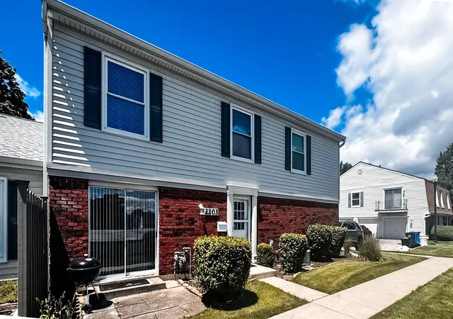 Homes for sale in Schaumburg, IL | 2203 Cardinal Ct #2203, Schaumburg, IL 60194 | MLS# 12681752