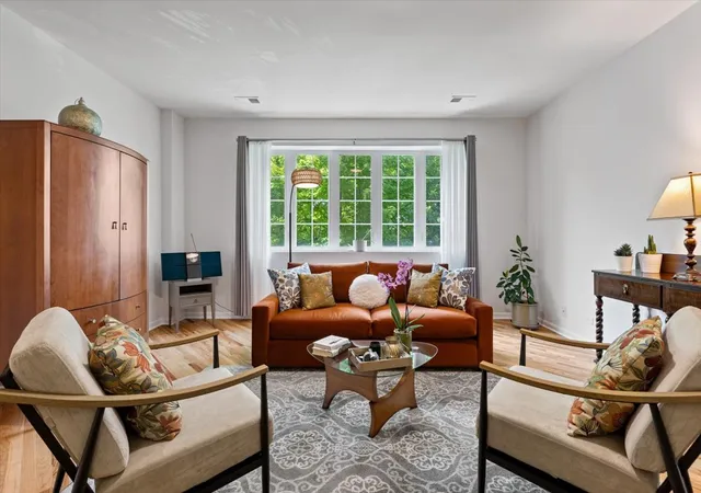 3rd image of 525 N Claremont Ave, Chicago, IL 60612