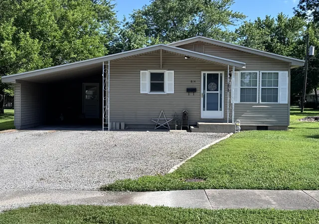 Homes for sale in Salem, IL | 814 W Warmouth St, Salem, IL 62881 | MLS# 12681818