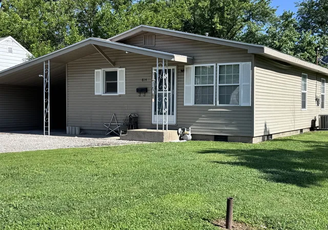 Homes for sale in Salem, IL | 814 W Warmouth St, Salem, IL 62881 | MLS# 12681818