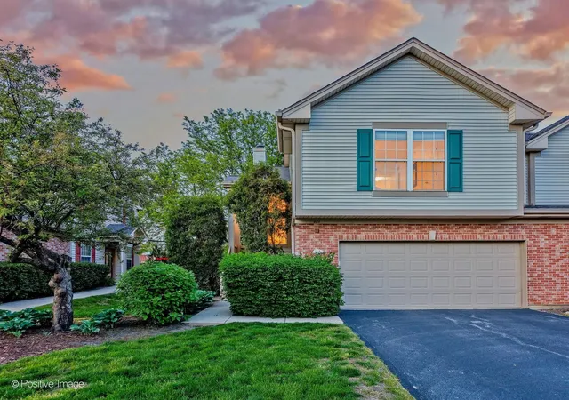 Homes for sale in Wheeling, IL | 121 Commons Ct, Wheeling, IL 60090 | MLS# 12681967