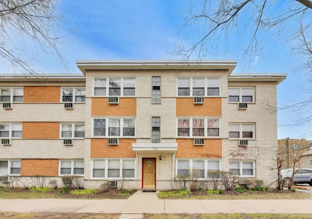 Homes for sale in Chicago, IL | 7123 N Damen Ave, Chicago, IL 60645