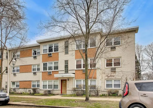 Homes for sale in Chicago, IL | 7123 N Damen Ave, Chicago, IL 60645
