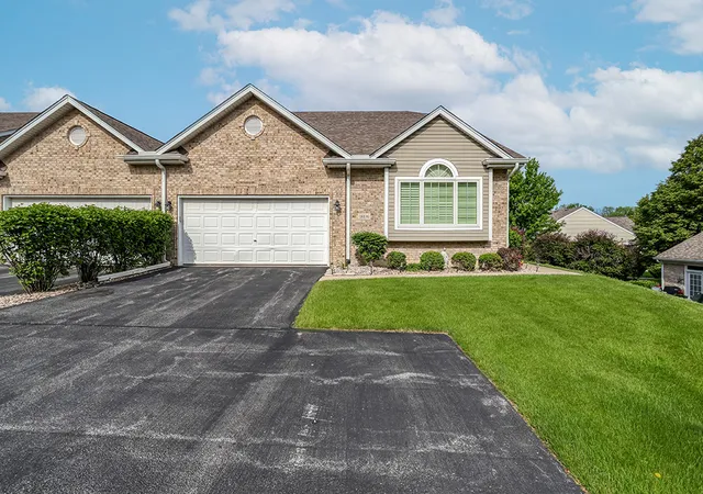 Homes for sale in Orland Park, IL | 18106 Waterside Cir, Orland Park, IL 60467 | MLS# 12682033