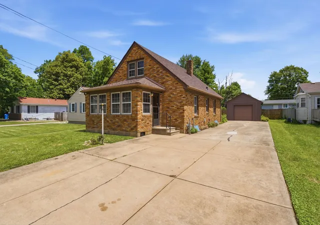 Homes for sale in Moline, IL | 2202 44th St, Moline, IL 61265 | MLS# 12682048