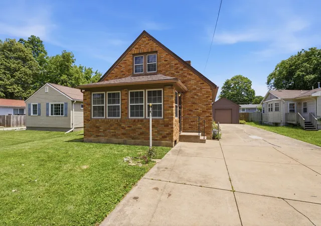 Homes for sale in Moline, IL | 2202 44th St, Moline, IL 61265 | MLS# 12682048