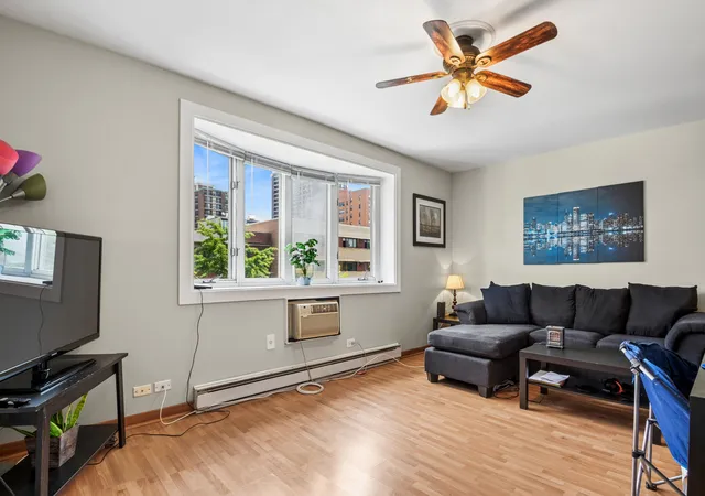 Homes for sale in Chicago, IL | 5920 N Kenmore Ave #415, Chicago, IL 60660 | MLS# 12682072