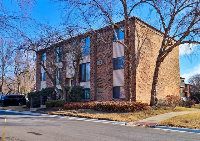 2nd image of 170 Dunteman Dr, Glendale Heights, IL 60139