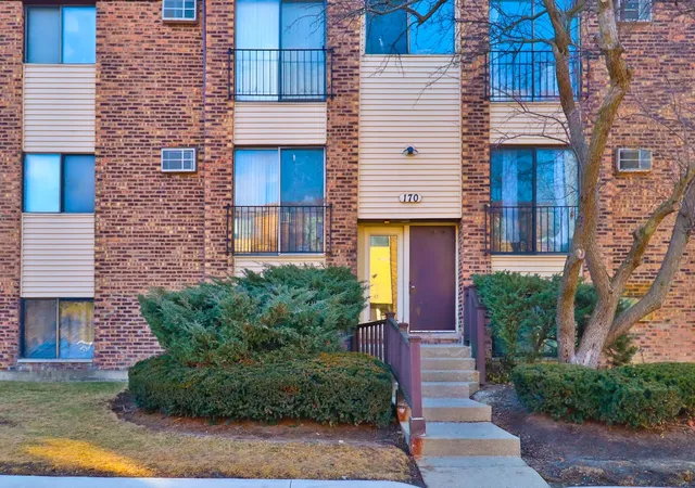 3rd image of 170 Dunteman Dr, Glendale Heights, IL 60139
