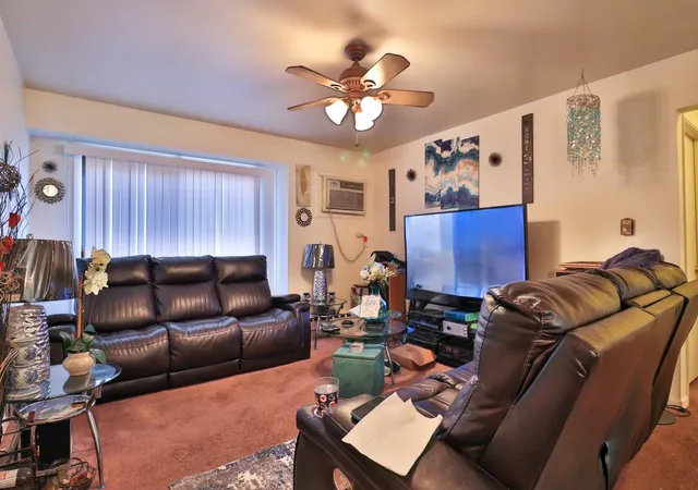 5th image of 170 Dunteman Dr, Glendale Heights, IL 60139