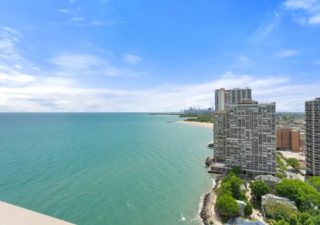 2nd image of 6301 N Sheridan Rd, Chicago, IL 60660