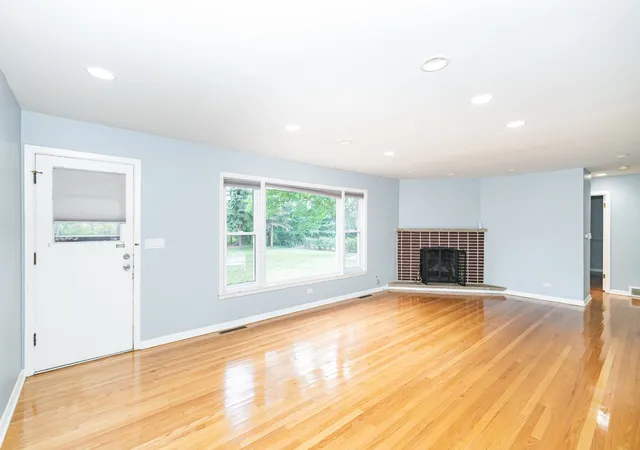 Photo 2 of Single family home for sale at 33 Briarwood Ln, Palatine, IL 60067 | MLS# 12682276 | Listing updated on 2026-10-20