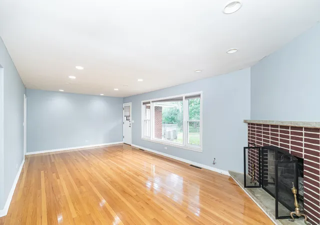 Photo 3 of Single family home for sale at 33 Briarwood Ln, Palatine, IL 60067 | MLS# 12682276 | Listing updated on 2026-10-20