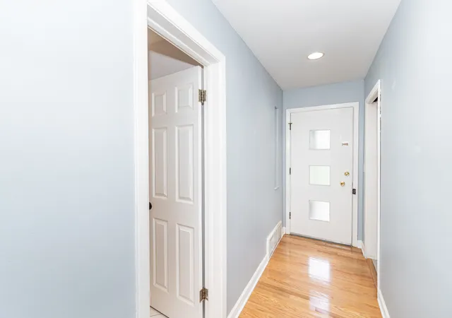 Photo 4 of Single family home for sale at 33 Briarwood Ln, Palatine, IL 60067 | MLS# 12682276 | Listing updated on 2026-10-20