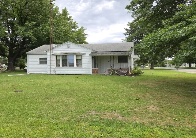 3rd image of 413 S Broadway St, Sesser, IL 62884 | MLS# 12682335