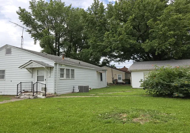 5th image of 413 S Broadway St, Sesser, IL 62884 | MLS# 12682335