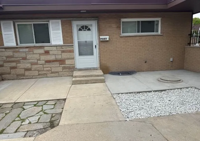 Homes for sale in Chicago, IL | 7323 N Damen Ave, Chicago, IL 60645 | MLS# 12682338