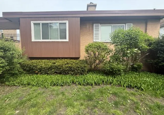 Homes for sale in Chicago, IL | 7323 N Damen Ave, Chicago, IL 60645 | MLS# 12682338