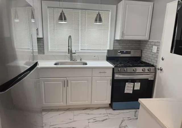 Homes for sale in Chicago, IL | 7323 N Damen Ave, Chicago, IL 60645 | MLS# 12682338