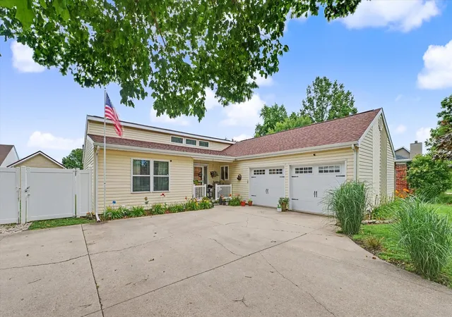Homes for sale in Arthur, IL | 105 Surrey Ln, Arthur, IL 61911 | MLS# 12682397