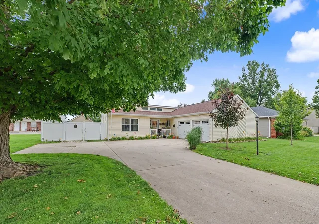 Homes for sale in Arthur, IL | 105 Surrey Ln, Arthur, IL 61911 | MLS# 12682397