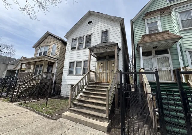 Homes for sale in Chicago, IL | 5556 S Princeton Ave, Chicago, IL 60621 | MLS# 12682418