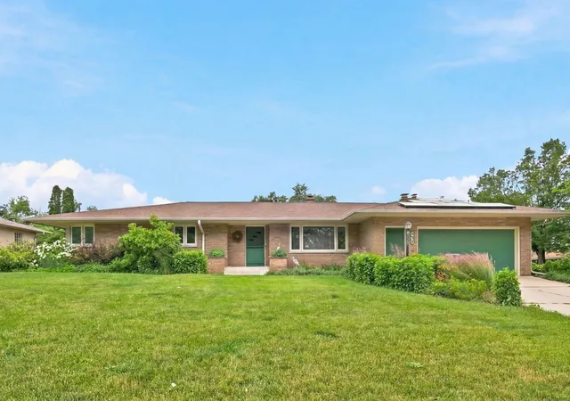 Homes for sale in Sycamore, IL | 525 E High St, Sycamore, IL 60178 | MLS# 12682419