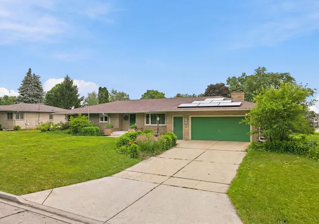 Homes for sale in Sycamore, IL | 525 E High St, Sycamore, IL 60178 | MLS# 12682419