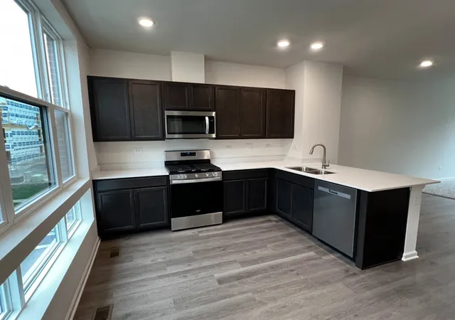 2nd image of 392 Summit Cir, Lombard, IL 60148 | MLS# 12682484