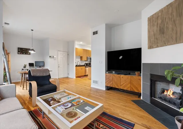 3rd image of 940 W Fry St, Chicago, IL 60642