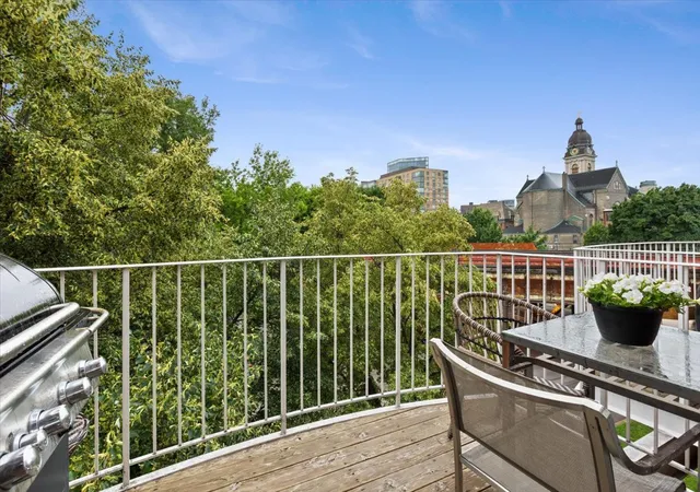 5th image of 940 W Fry St, Chicago, IL 60642