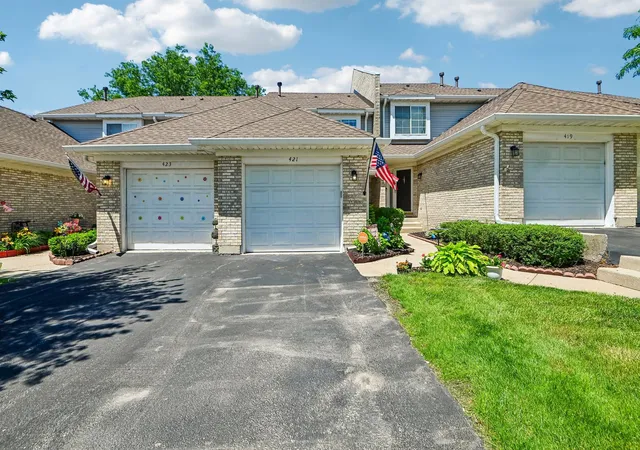 Homes for sale in Bolingbrook, IL | 421 Lakeview Cir, Bolingbrook, IL 60440 | MLS# 12682554