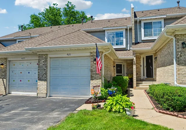 Homes for sale in Bolingbrook, IL | 421 Lakeview Cir, Bolingbrook, IL 60440 | MLS# 12682554