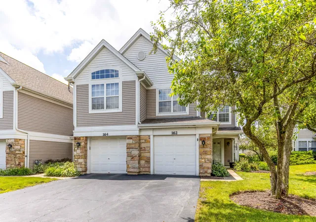 3rd image of 162 Fairfield Ln #162, Carol Stream, IL 60188 | MLS# 12682587