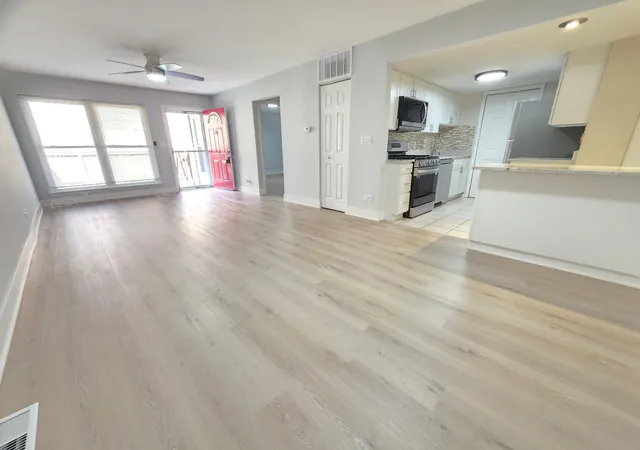 2nd image of 1950 Kenilworth Cir, Hoffman Estates, IL 60169
