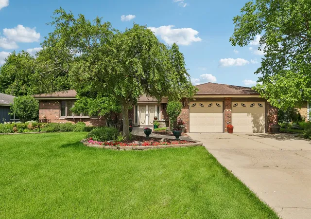 Homes for sale in Schaumburg, IL | 308 S Knollwood Dr, Schaumburg, IL 60193 | MLS# 12682743